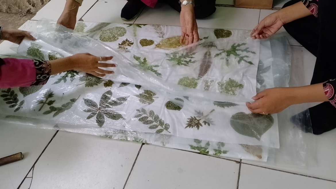 Mengenal Teknik Mencetak Motif Dengan Cara Ecoprint Smkn Kertosono